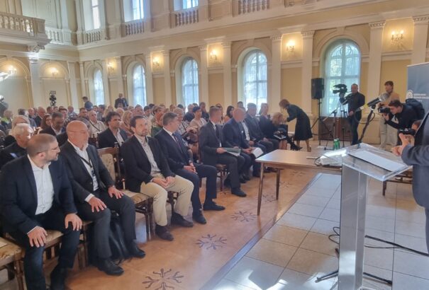 I. Felvidéki Gazdasági Fórum – Potápi: A felvidéki magyarok nem tudnak eltartani több pártot