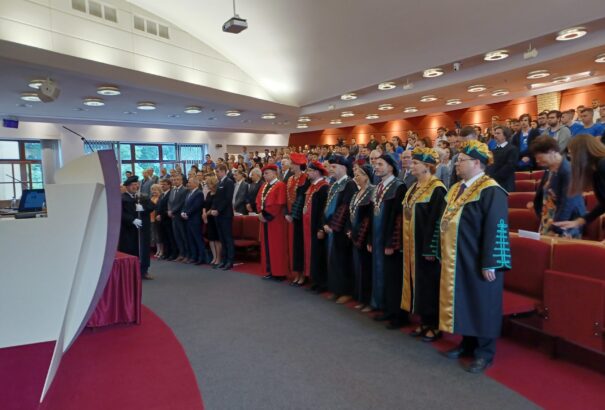 Ünnepélyes keretek között nyitották meg a 19. akadémiai évet a Selye János Egyetemen