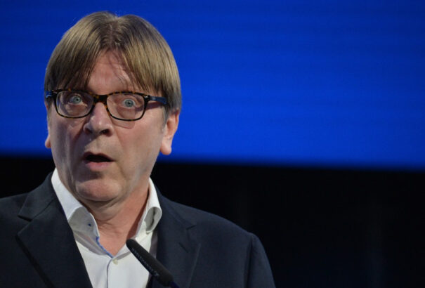 Mi húzzuk össze a nadrágszíjat és tűrjünk, a brüsszeli elit meg közpénzekből harácsol és luxusban él