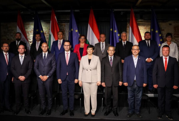 Bemutatta árnyékkormányát Dobrev Klára