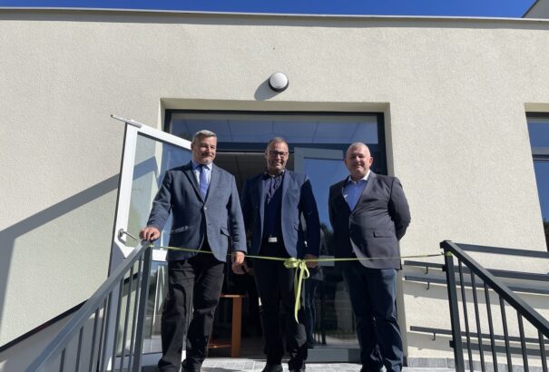 Átadták a kibővült medvei szociális intézet épületét. Berényi: Újabb megyei eredmény született