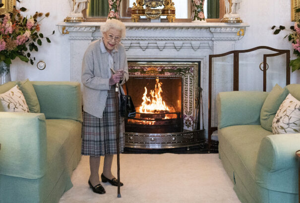 Orvosi felügyelet alatt tartják a brit uralkodót