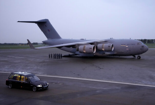 A II. Erzsébet koporsóját szállító gép a történelem legnézettebb járata lett