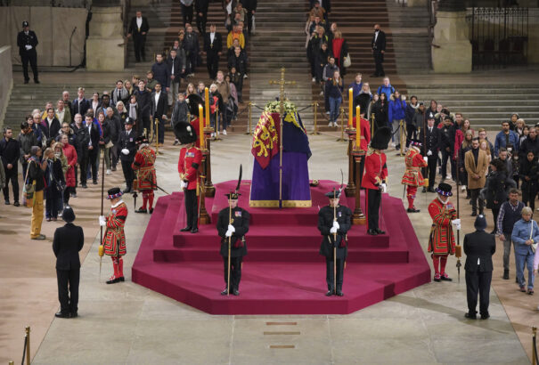Órákon belül kezdődik II. Erzsébet királynő temetése