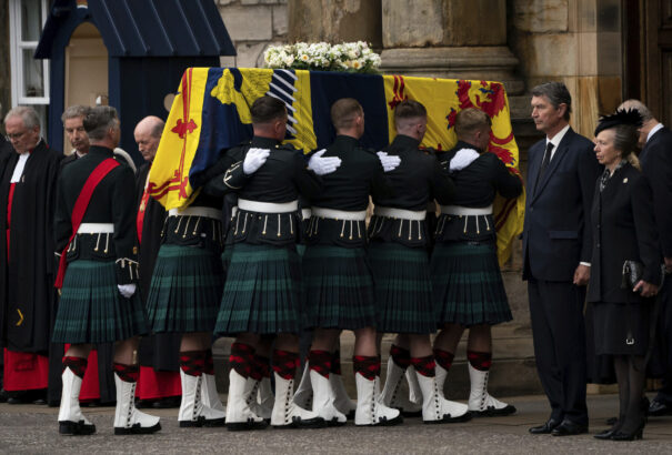 Megérkezett a skót fővárosba Erzsébet királynő koporsója, tízezrek sorakoztak az útvonal mellett