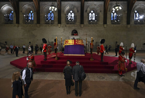 Tömegek búcsúznak II. Erzsébettől. Szerda este öt kilométeres sor állt a ravatal előtt (képekkel)