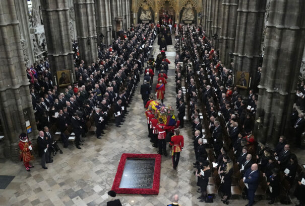 II. Erzsébet halála – Megkezdődött a néhai uralkodó búcsúszertartása – élő videóval
