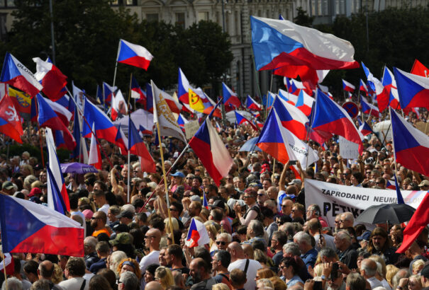 Bajban a cseh kormány: A szakszervezetek is beálltak a tüntetők mögé ez energia- és élelmiszerárak emelkedése miatt