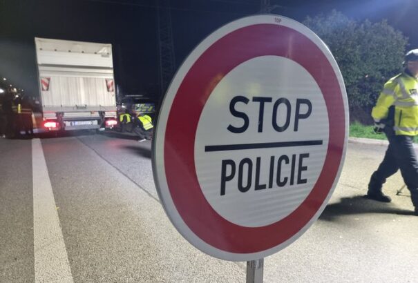 Éjféltől ismét határellenőrzések zajlanak a cseh-szlovák határon (videók, térkép)