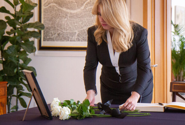 A szlovák és a magyar államfő is lerótta kegyeletét II. Erzsébet ravatalánál