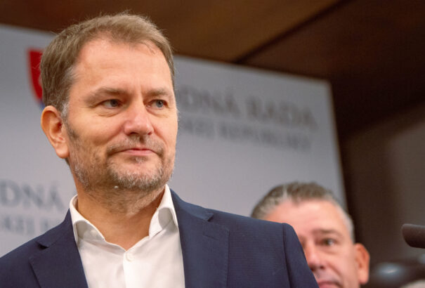 Az ellenzék és az SaS szerdán próbálja meg leváltani Matovičot. Négy szavazaton múlhat a pénzügyminiszter sorsa