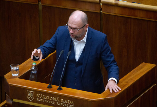 Sulík szerint Pellegrini önállóbb kormányfő volt, mint most Heger