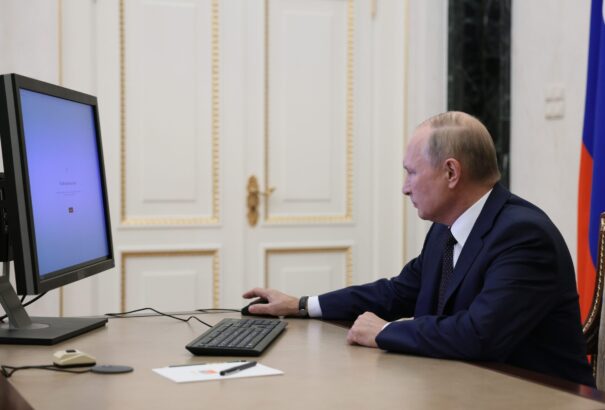 Putyin „katasztrofális következményekre” figyelmeztette Macront a zaporizzsjai atomerőmű kapcsán