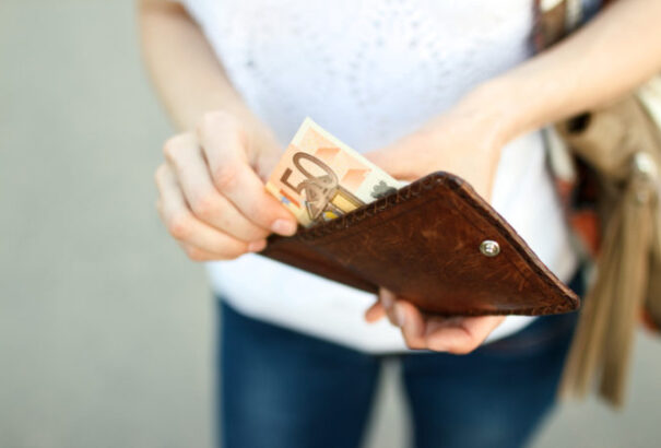 Augusztusban csökkent a szociális segélyt igénylők száma Szlovákiában