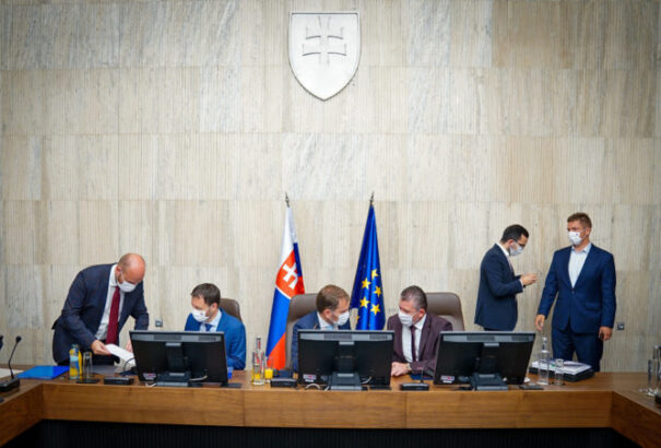 A magas államadósság miatt befagyasztják a miniszterek fizetését