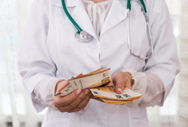 Az egészségügyi tárca szerint hozzávetőleg 4 000 euróra emelkedik az orvosok fizetése a juttatásokkal együtt