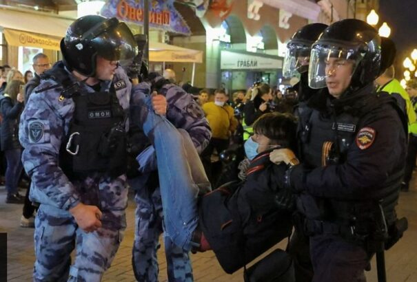 1300 személyt tartóztattak le Oroszországban a mobilizációellenes tüntetéseken