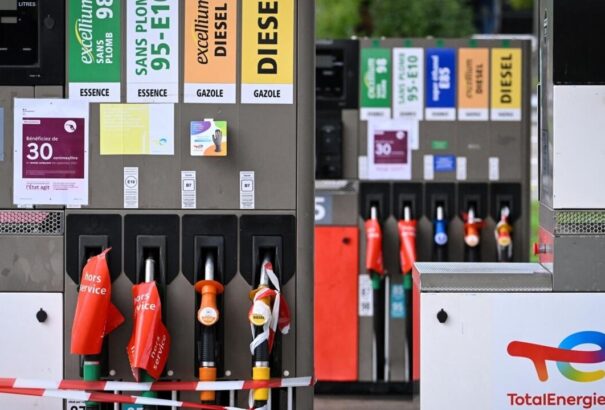 A munkások sztrájkkal éheztetik ki a francia benzinkutakat, béremelést és az energiacégek megadóztatását követelik