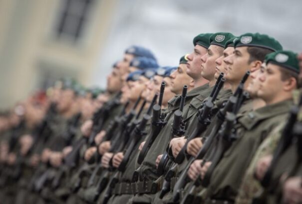 Ausztria: Sorkatonákat kényszerített meztelenkedésre egy kiképzőtiszt