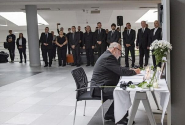 Egyperces néma csenddel emlékeztek a pozsonyi gázolás áldozataira