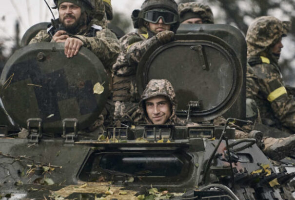 Herszon: Az oroszok a Dnyeper keleti partjára vonták vissza tisztjeiket