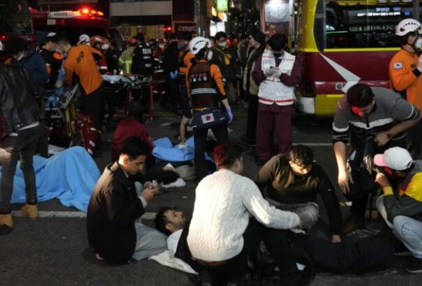 Tömegkatasztrófa Dél-Koreában: 150 embert tapostak agyon egy halloween-bulin