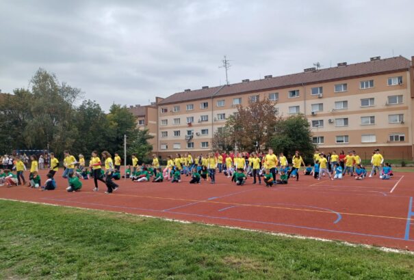 Egy álom vált valóra – megújult sportpályákat adtak át a Jókai Mór Alapiskolában (Képekkel)