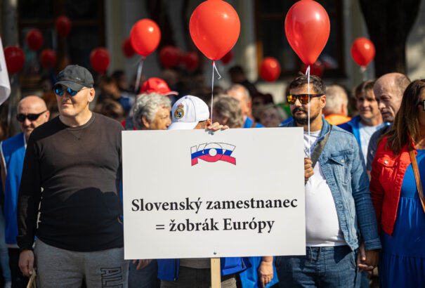 Több ezren tüntettek a szegénység ellen a pozsonyi SzNF téren