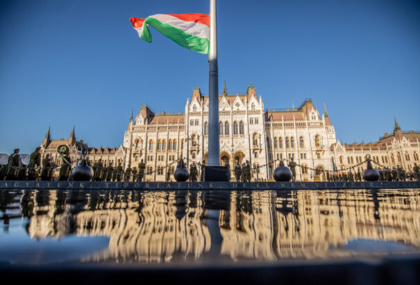 Aradi vértanúk – Felvonták, majd félárbócra engedték a nemzeti lobogót az Országház előtt