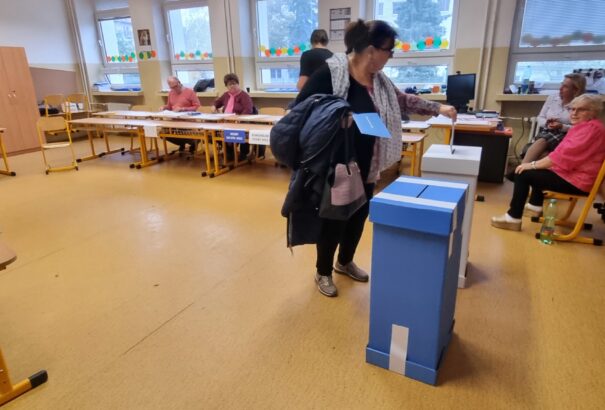 Lassú a szavazás Pozsonyban – sorban állnak az emberek