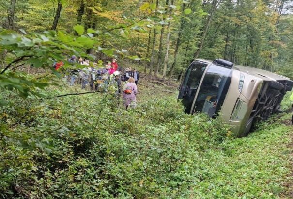 Felborult egy busz a Lévai járásban, legalább öten megsérültek