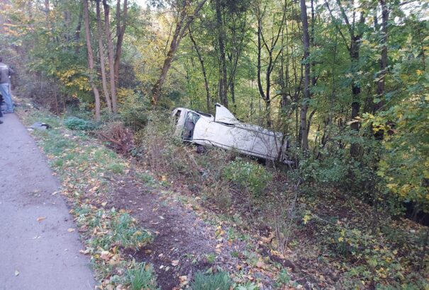 Felborult egy migránsokat szállító furgon a Garamszentkereszti járásban