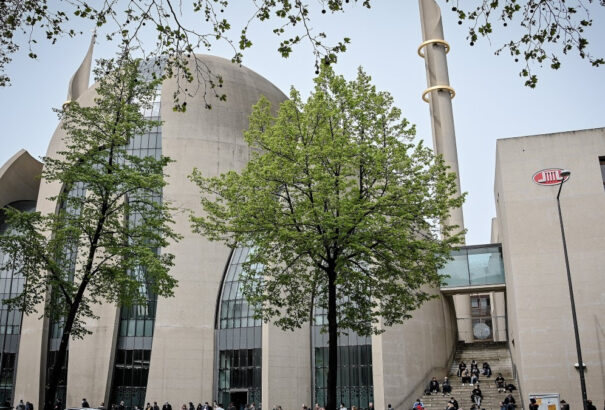 Először hívott imára müezzin a kölni mecsetben – demonstrációt váltott ki