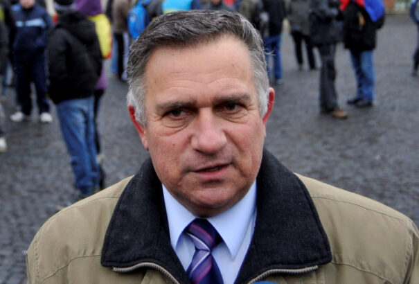 Büntetlenül megúszta Gheorghe Funar volt román államfőjelölt, hogy a „lovak nyelvének” nevezte a magyart