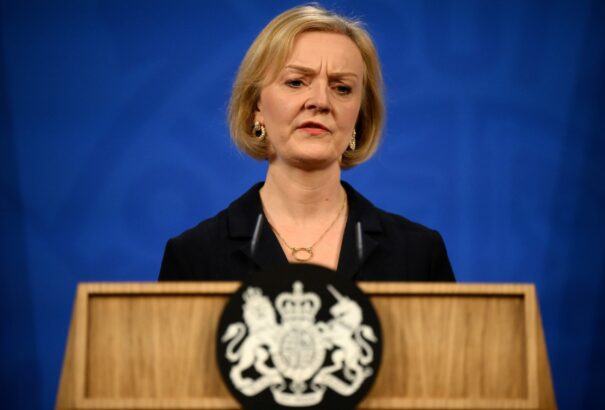 Akkorát hasalt a brit gazdaság, hogy Liz Truss felmentette pénzügyminiszterét