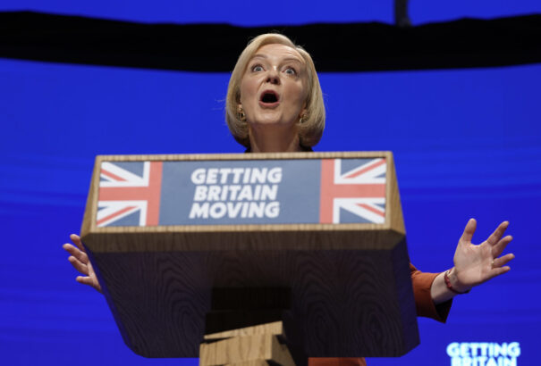 Bajban a britek: fogynak a hitelezők, esik a front, szakadék szélén az államháztartás