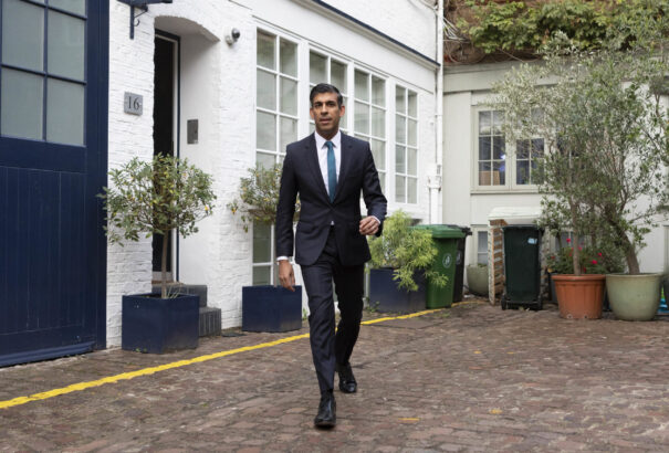 Rishi Sunak indul a brit Konzervatív Párt vezetőválasztási versenyében
