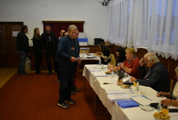 Gömörben sor alakult ki, magas a részvétel, sokan jönnek választani