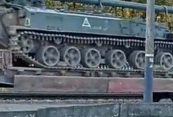 Több ezer orosz katona tart Fehéroroszországba, járműveiken új fehér jelzés virít