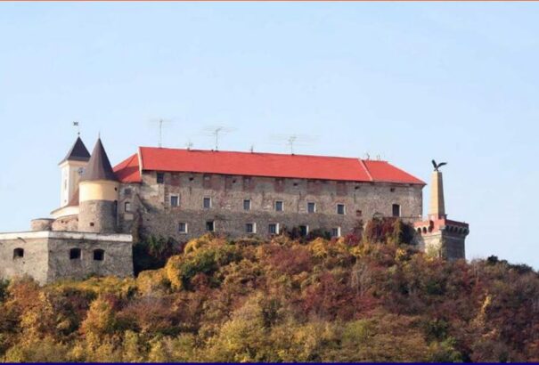 Az ukrán címerre cserélik a munkácsi várban lévő turulmadarat