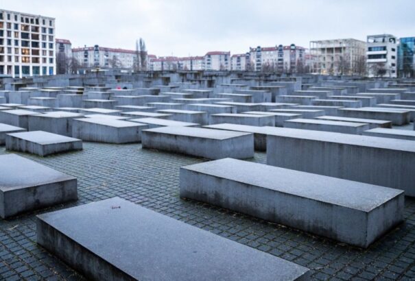 Az AfD politikusa a holokauszt áldozatainak berlini emlékművén „táncolt“