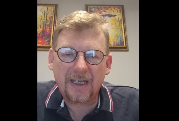 Polgármester-választás Komáromban: Dobi Róbert visszalépett és Etheykatz Tímeát is kilőtte