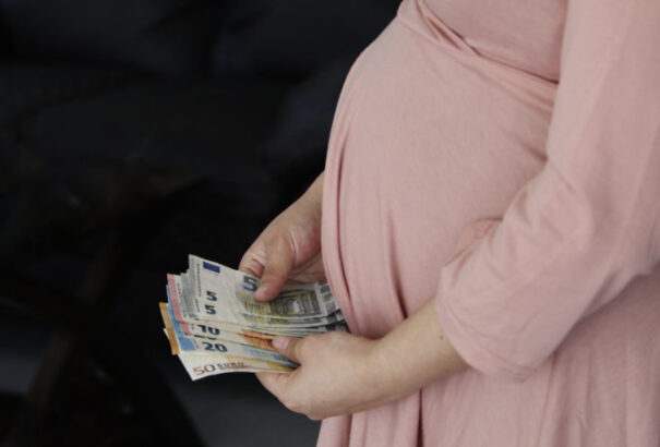 Jövő év január elsejétől emelik a gyermekgondozási segély összegét