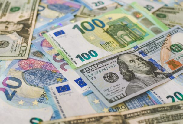 Tovább gyengült az euró a dollárhoz képest