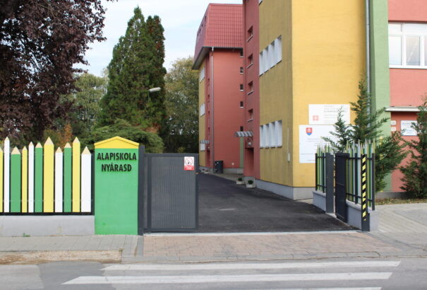 Rezsiárak, iskolahelyzet – Beszélgetés Török Tamással, a nyárasdi alapiskola igazgatójával