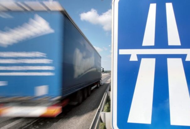 Jövőre az ötödével emelkednek az autópálya-matricák árai