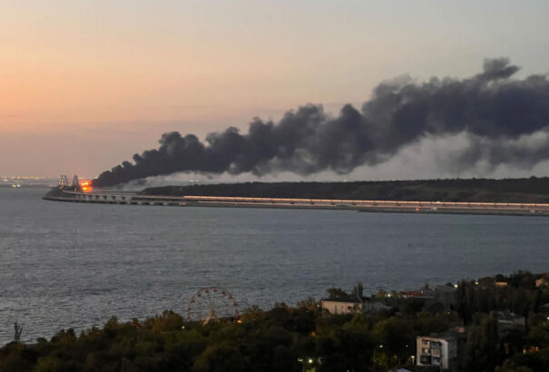 Az oroszok is elismerték: Robbantottak a Krími hídon (Képek, videók)