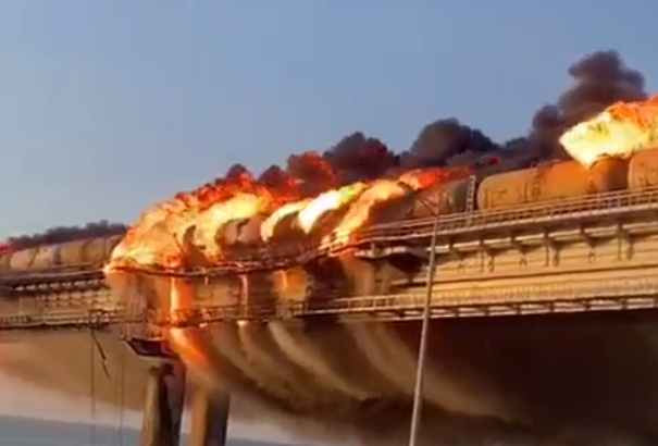 Legalább három halálos áldozata van a krími hídrobbantásnak