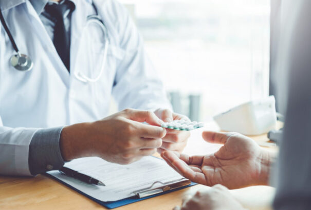 Az egészségügyi tárca a szakorvosok és a háziorvosok közötti gyógyszerfelírás átruházását javasolja