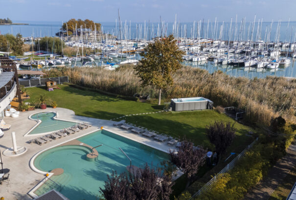 Balatonfüred az aranykori belvárossal és a tóparti, forró wellnesszel
